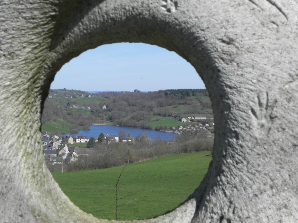 Camping Frankrijk Auvergne : Sur le chemin des pierres sculptées de Menet. Le panorama sur le village vacances et son lac.