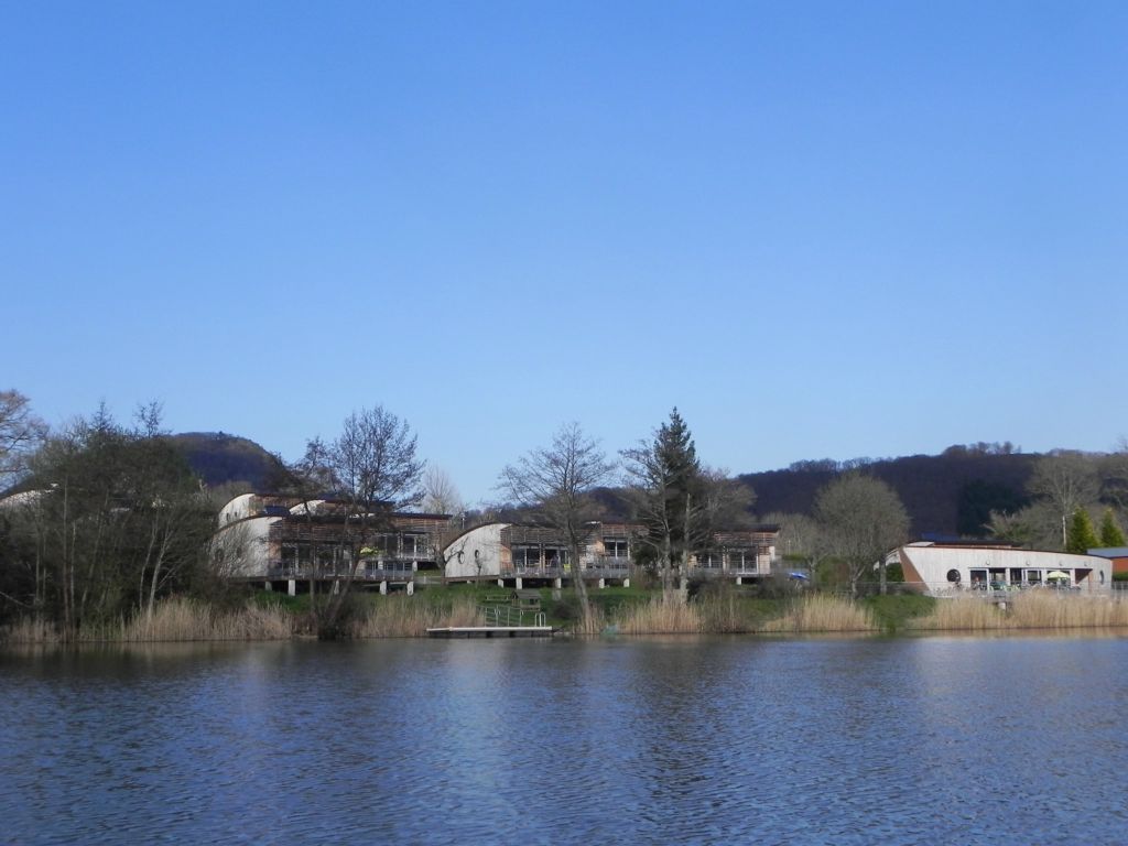 Camping Auvergne : Vue de l'autre rive du village vacances, du camping. 
Ouvert à l'année, venez respirer l'air pur du Cantal.
